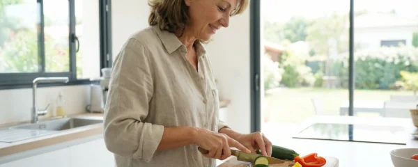 Femme préparant des légumes frais pour une alimentation favorable au pancréas