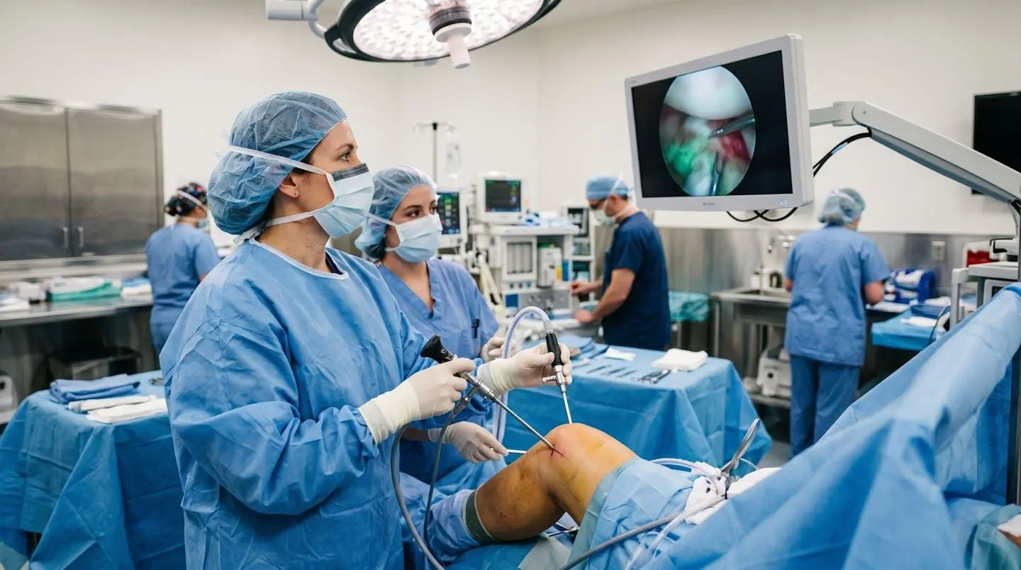 Vue d'ensemble d'une intervention arthroscopique du genou en salle opératoire